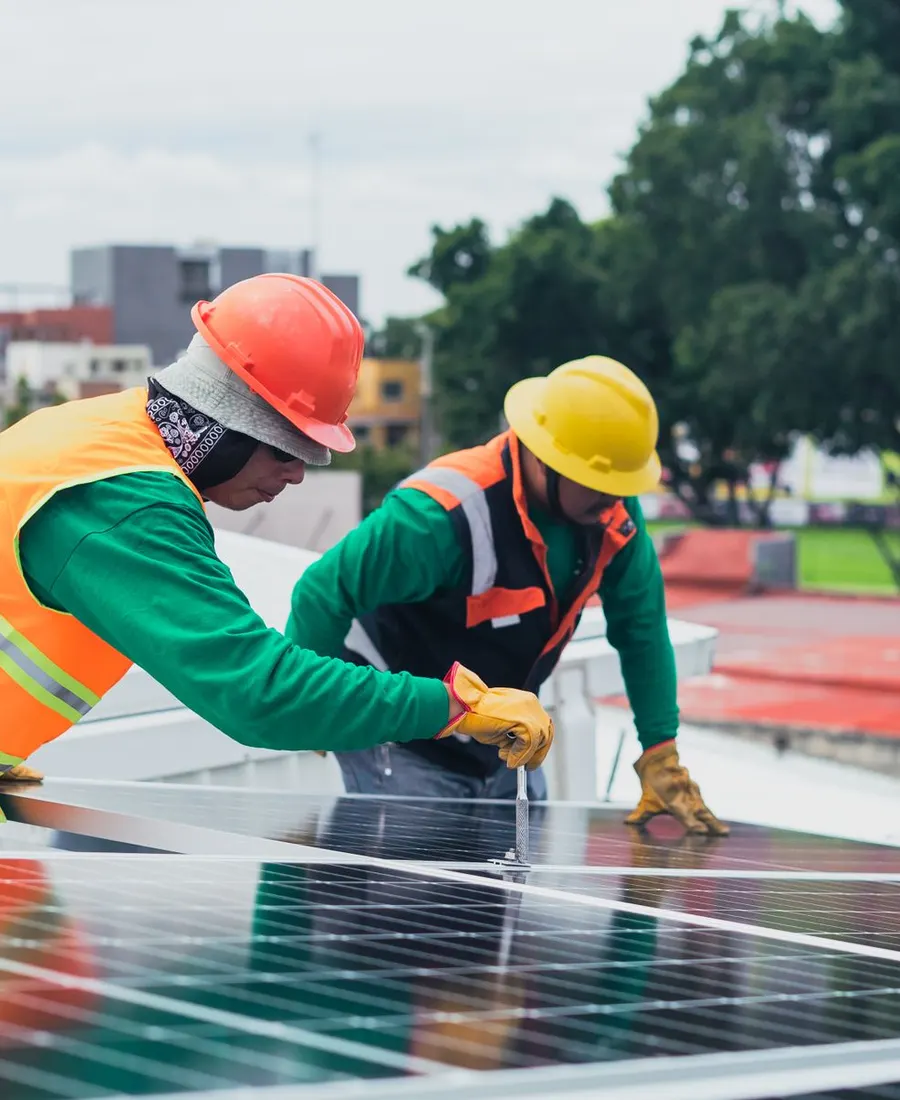 Equipo de técnicos de GreenMed instalando paneles solares